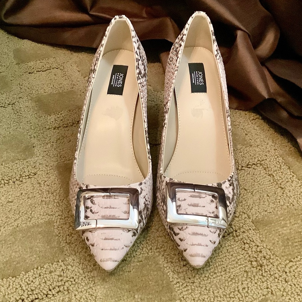 JONES NEW YORK SIGNATURE SNAKESKIN HEELS WITH FRONT BUCKLE SIZE 9.5